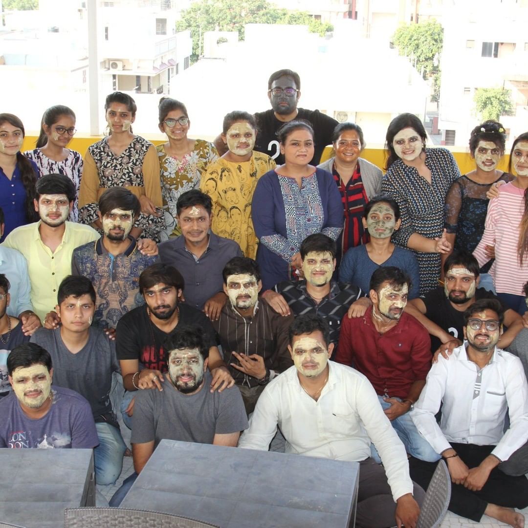 It’s all about establishing an atmosphere where people feel positive and feel the spirit of festival. And today we had grooming session while working.

Check out our colorful happy faces!

#TeamCompuBrain #CompuBrain #CompanyCulture #facepack