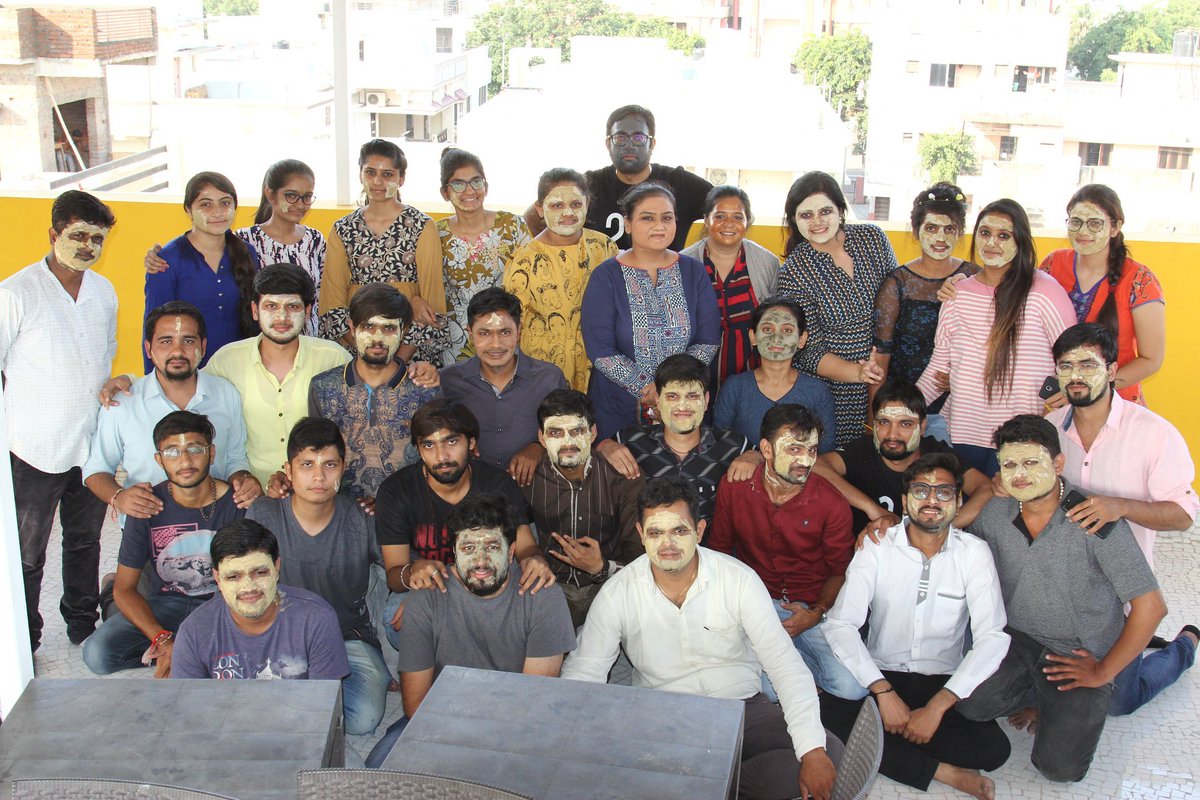 It’s all about establishing an atmosphere where people feel positive and feel the spirit of festival. And today we had grooming session while working.

Check out our colorful happy faces!

#TeamCompuBrain #CompuBrain #CompanyCulture #facepack https://t.co/YeDjH7gOgJ
